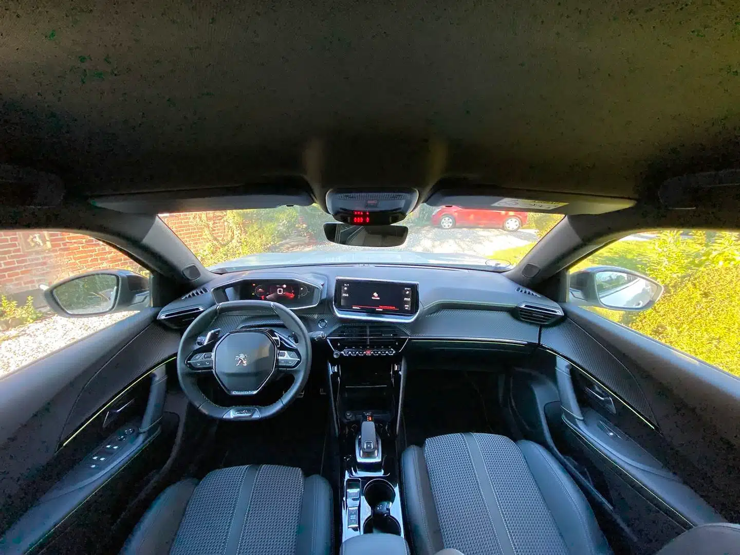 Kabinen i Peugeot 2008 er klassens mest elegante – domineret af den centrale skærm og den stilrene stribe af klavertangentkontakter nedenunder.