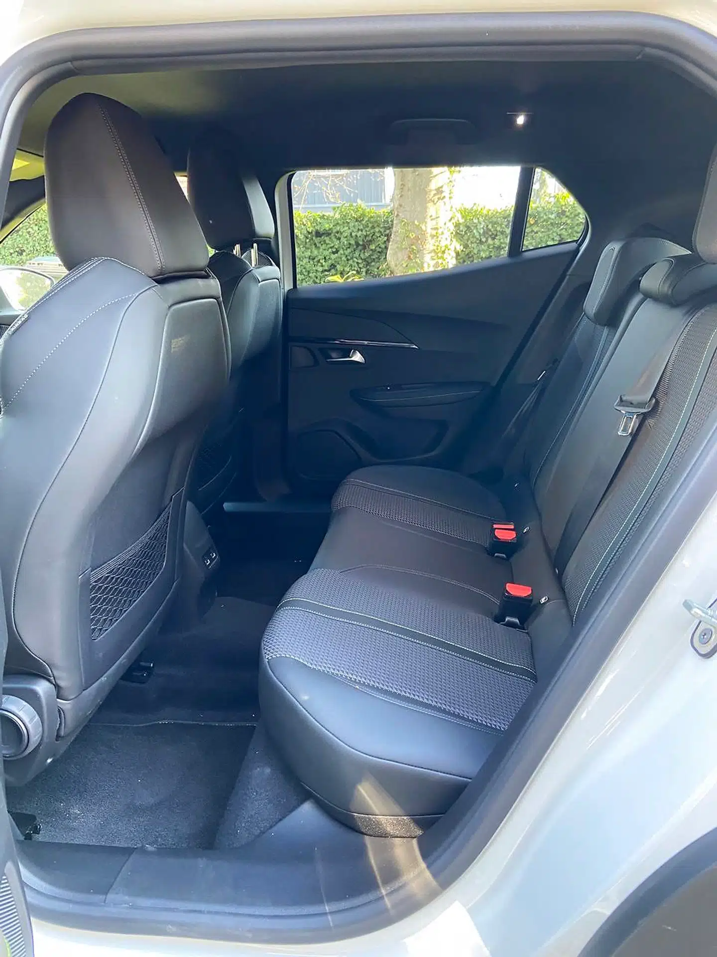 Bagsædet i Peugeot 2008 er markant mere gæstfrit end i Peugeot 208 (som den deler platform med), takket være en markant længere akselafstand.