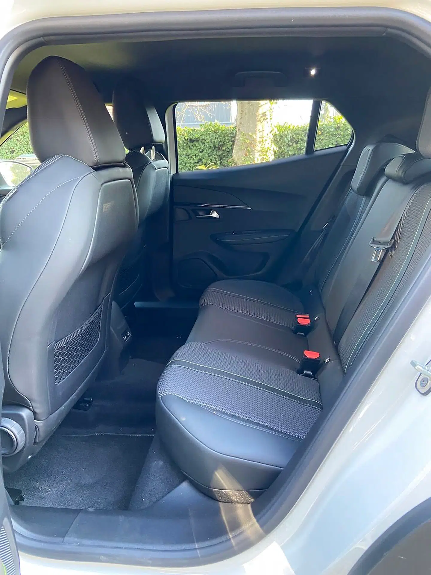 Bagsædet i Peugeot 2008 er markant mere gæstfrit end i Peugeot 208 (som den deler platform med), takket være en markant længere akselafstand.