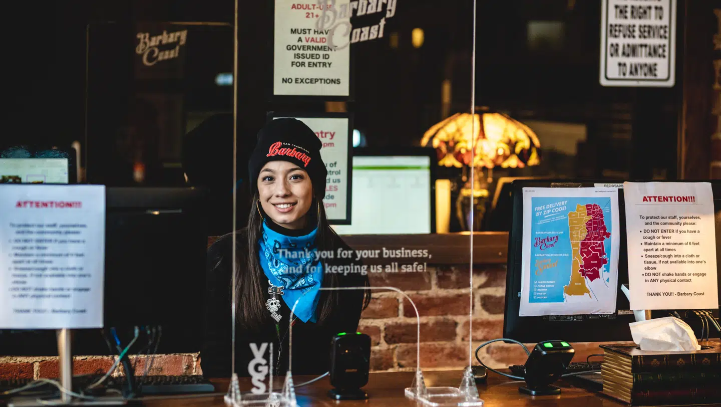 Viral Guard Systems laver nu plexiglas-plader i tre størrelser. De sælger dem over hele USA. »Jeg havde ikke forventet, at det ville gå så godt. De fleste har for meget tid at gøre godt med – jeg har travlt. Det er skønt at kunne hjælpe, og vi kommer til at klø på. Men forhåbentlig vender eventindustrien stille og roligt tilbage snart. Jeg savner at være kreativ og bygge oplevelser og ikke bare producere,« siger Devon Meyers.