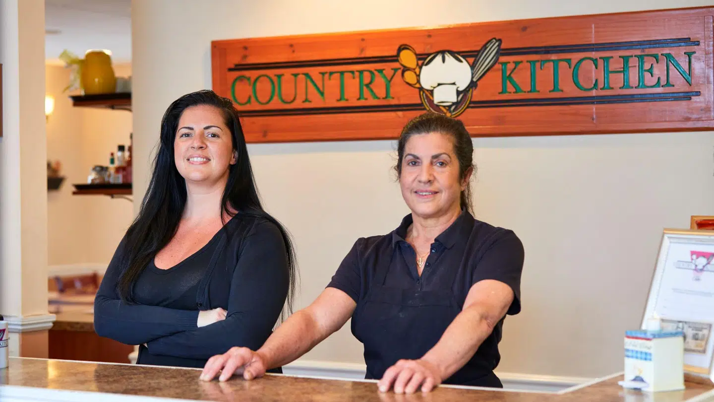 Kelley Mulvey Hofmann med sin mor, Christine McNeil. A Country Kitchen åbnede i 2009, men klarede sig trods finanskrisen. Nu står restauranten over for endnu en krise, og det er ikke sikkert, at den overlever.