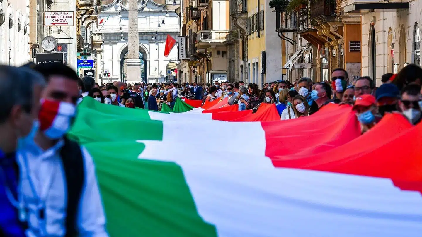 Italien er ved at forlade coronanedlukningen, men dermed åbnes også for de hårde spørgsmål om landets fremtid. Den italienske vækstmodel er udløbet, og hjælp fra andre EU-lande vil blive fulgt af krav om dybtgående reformer.