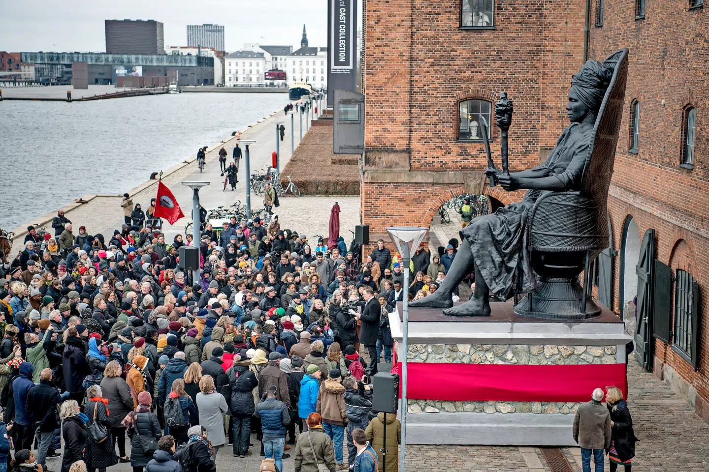 »Den politisk korrekte værdikrig er identitetspolitik, hvor målet helliger midlet. Kunstværker har ingen ret i sig selv. Såvel Halfdan Rasmussen som Astrid Lindgren får hugget en hæl og klippet en tå, og flaminco-Mary har fået lov at stå side om side med Michelangelo, for man er fløjtende ligeglad med kunst,« skriver Kathrine Lilleør.