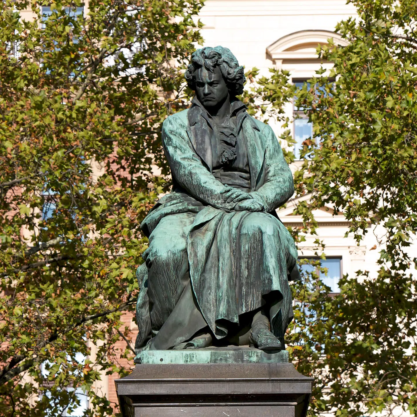Det mest berømte Beethoven-monument i verden står i Wien. Det blev bestilt af Gesellschaft der Musikfreunde in Wien og skabt af Caspar von Zumbusch. Monumentet blev indviet i 1880, 53 år efter komponistens død.