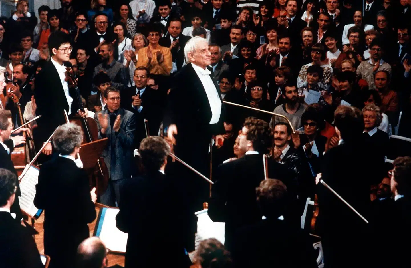 Få dage efter Murens fald, 25. december 1989, dirigerede amerikanske Leonard Bernstein et internationalt ensemble i finalen af Beethovens 9. symfoni i Berlin. Friederich Schillers berømte ord »Freude, schöner Götterfunken« var til lejligheden blevet ændret til »Freihet, schöner Götterfunken«.