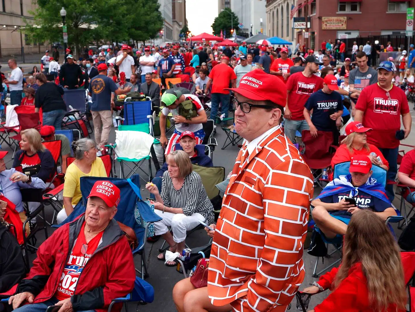 Trump-støtter har ventet i kø i dagevis på at komme ind til aftenens vælgermøde.