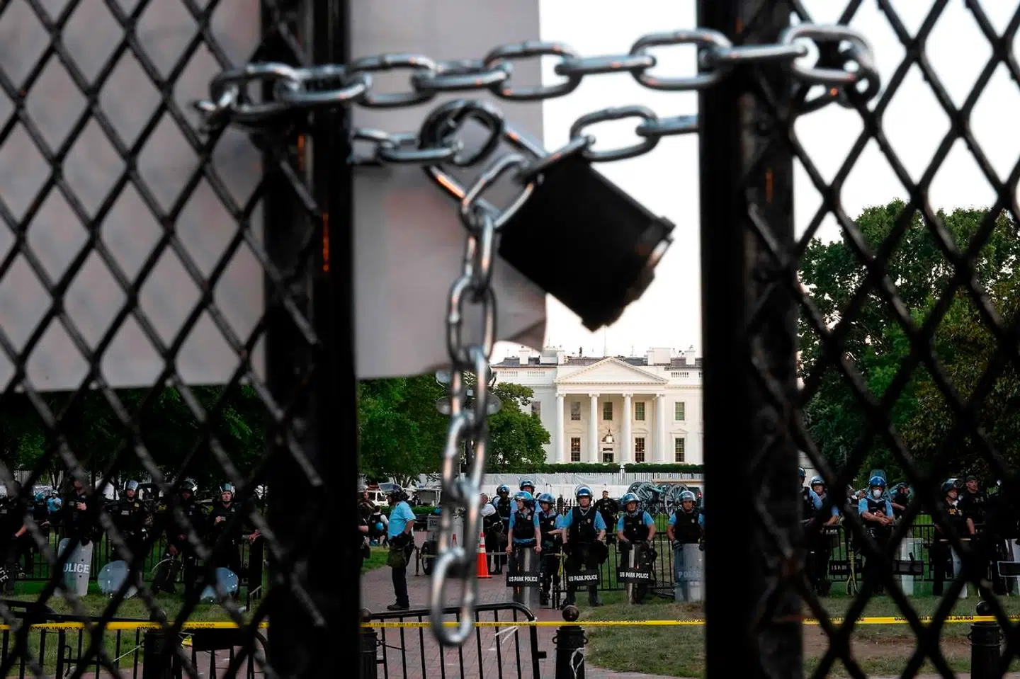 Et trådhegn, der skulle holde demonstranter væk fra Det Hvide Hus i Washington, D.C. 2. juni 2020. »Som de landsdækkende protester mod systemisk racisme og politibrutalitet viser, er desillusion lige nu en af de store vækstsektorer,« skriver James K. Galbraith om USAs økonomi.