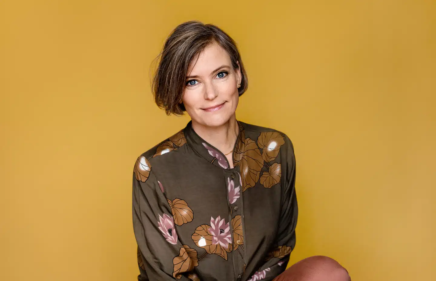 Malene Ravn beskriver det kejtede og kummerlige i psykisk belastende eller uligevægtige situationer, så scenen livagtiggøres i al dens genkendelige, hverdagsagtige banalitet.