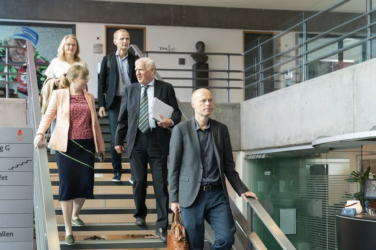 Kulturminister Joy Mogensen (til venstre) ankom til årsmødet i Danmarks Idrætsforbund (DIF) sammen med DIF-formand Niels Nygaard (i midten) og DIF-direktør Morten Mølholm (til højre) i Idrættens Hus i Brøndby. Claus Bech/Ritzau Scanpix