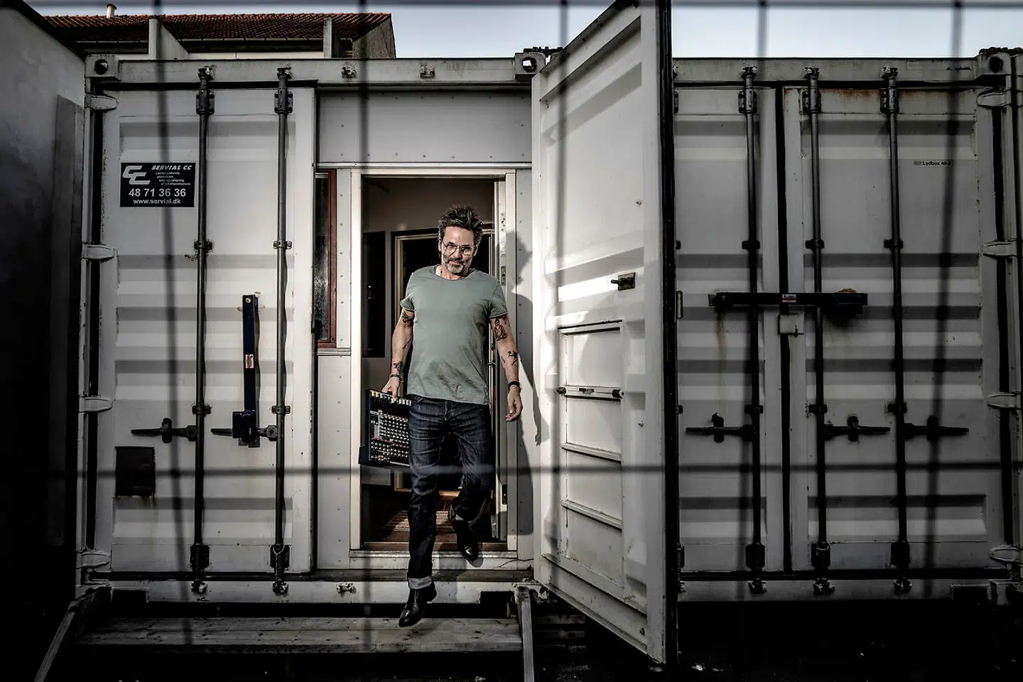 »Vi danskere er super meget to the point. Der er ikke så meget bullshit. Frem for alt har vi modet til at træffe en beslutning,« siger Morten Christensen, der øver med sit band i en container.