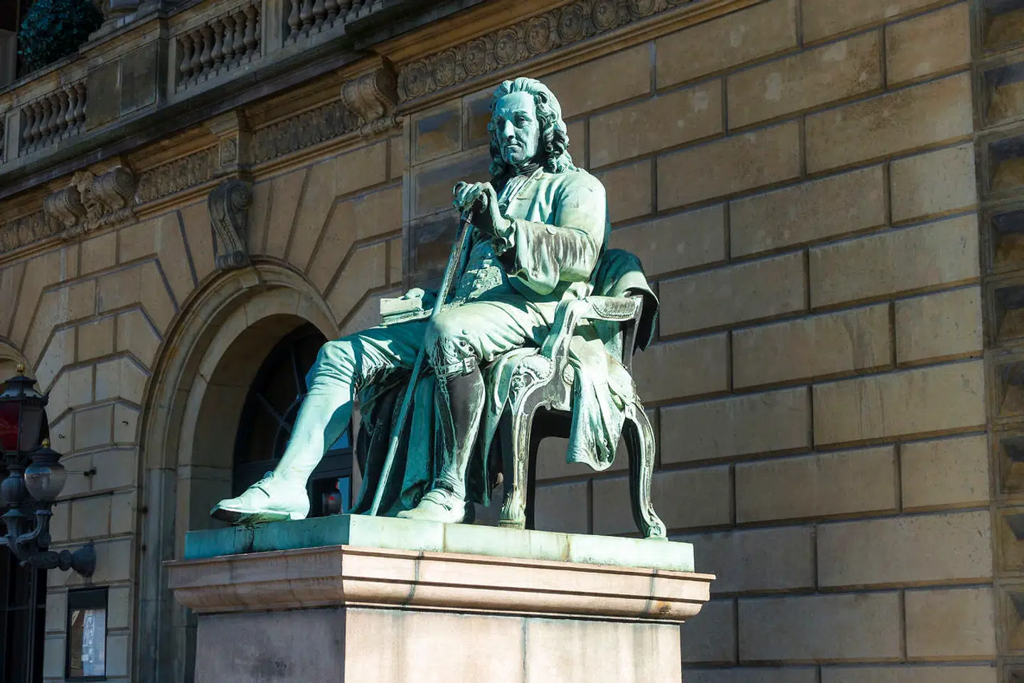 Ludvig Holberg statue ved Det Kongelige Teater på Kongens Nytorv.