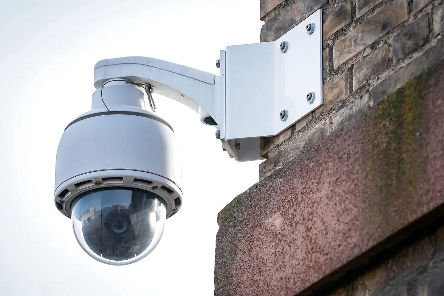 Offentlige danske institutioner har købt overvågningsudstyr fra det udskældte kinesiske firma Hikvision. Det skriver Jyllands-Posten.