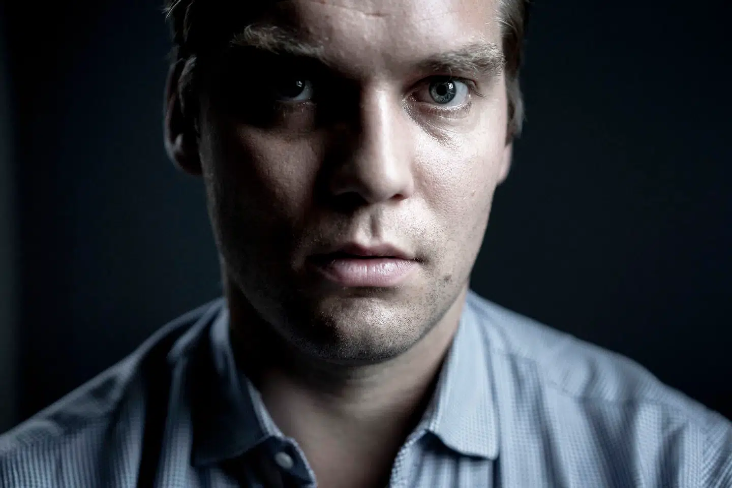 Simon Strauss' forkærlighed for det gamle Europa, den klare modpositionering til tidens dominerende køns- og postkolonialismediskurser og ønsket om at føre intensitet og skælven tilbage i litteraturen er et interessant udgangspunkt, som i Romerske dage desværre ikke udvikles på vedkommende vis, skriver Mette Høeg.