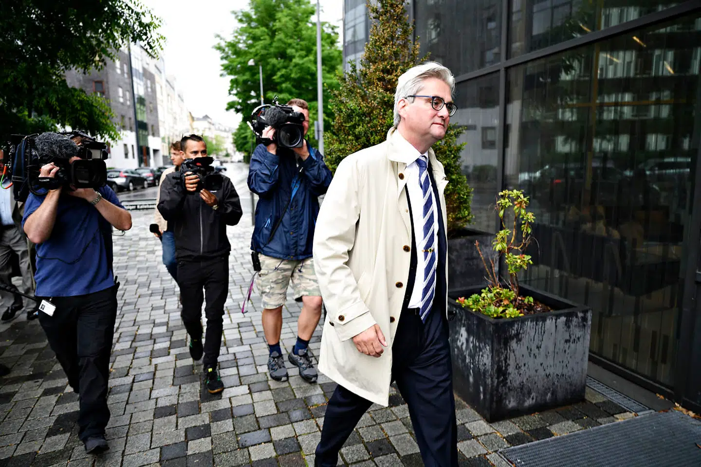 Da den daværende justitsminister Søren Pind blev opmærksom på, at der muligvis foregik noget ulovligt i Udlændinge- og Integrationsministeriet, begyndte alarmklokkerne at ringe. Fredag slog han to streger under, at sagen trækker tråde helt op i regeringstoppen.