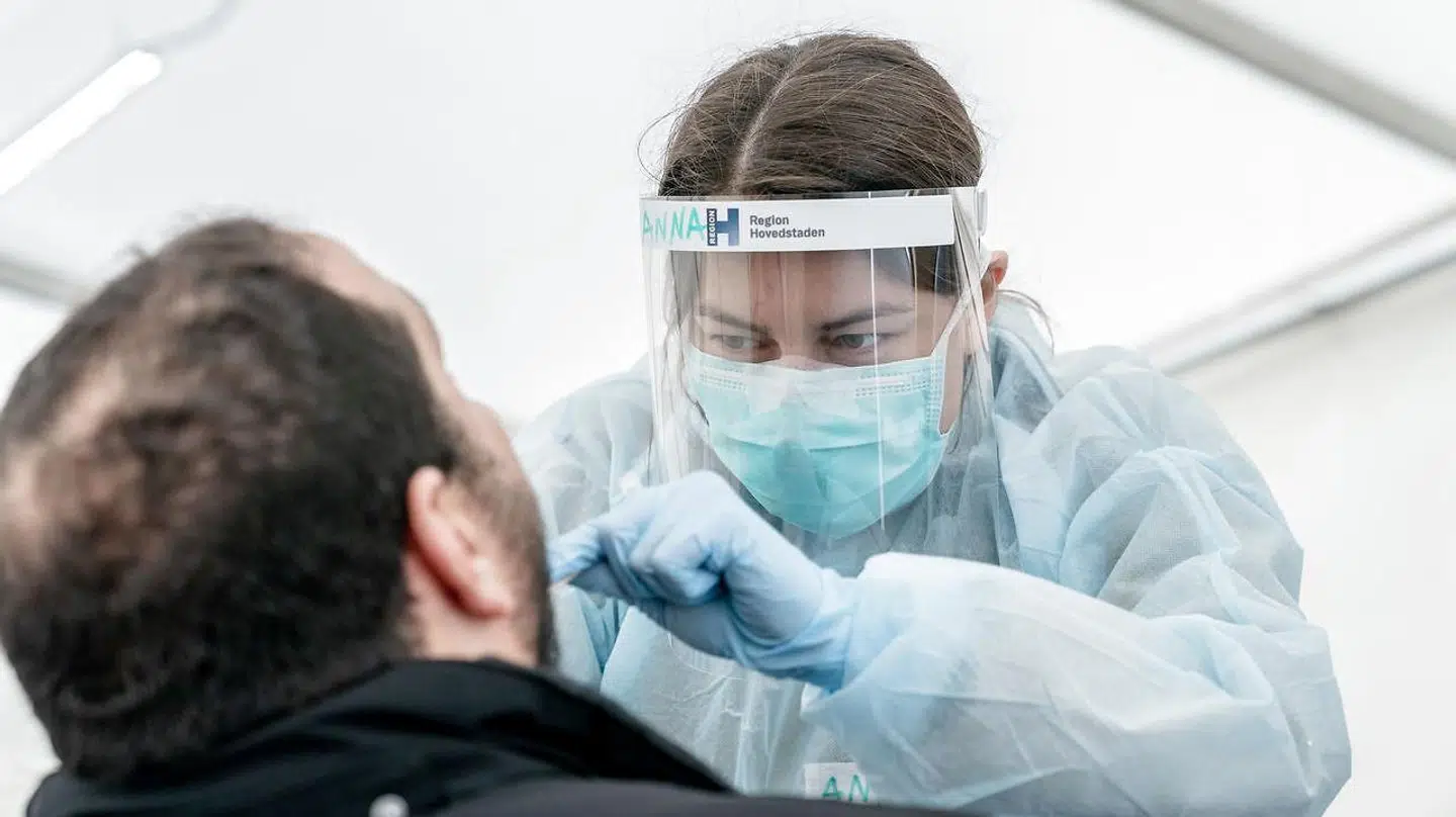 Antallet af nye positive covid-19-tilfælde er steget de seneste dage. Fredag er der dog sket et lille fald, men tallet er stadig bekymringsværdigt, mener Torben Mogensen, der er formand for Lungeforeningen.