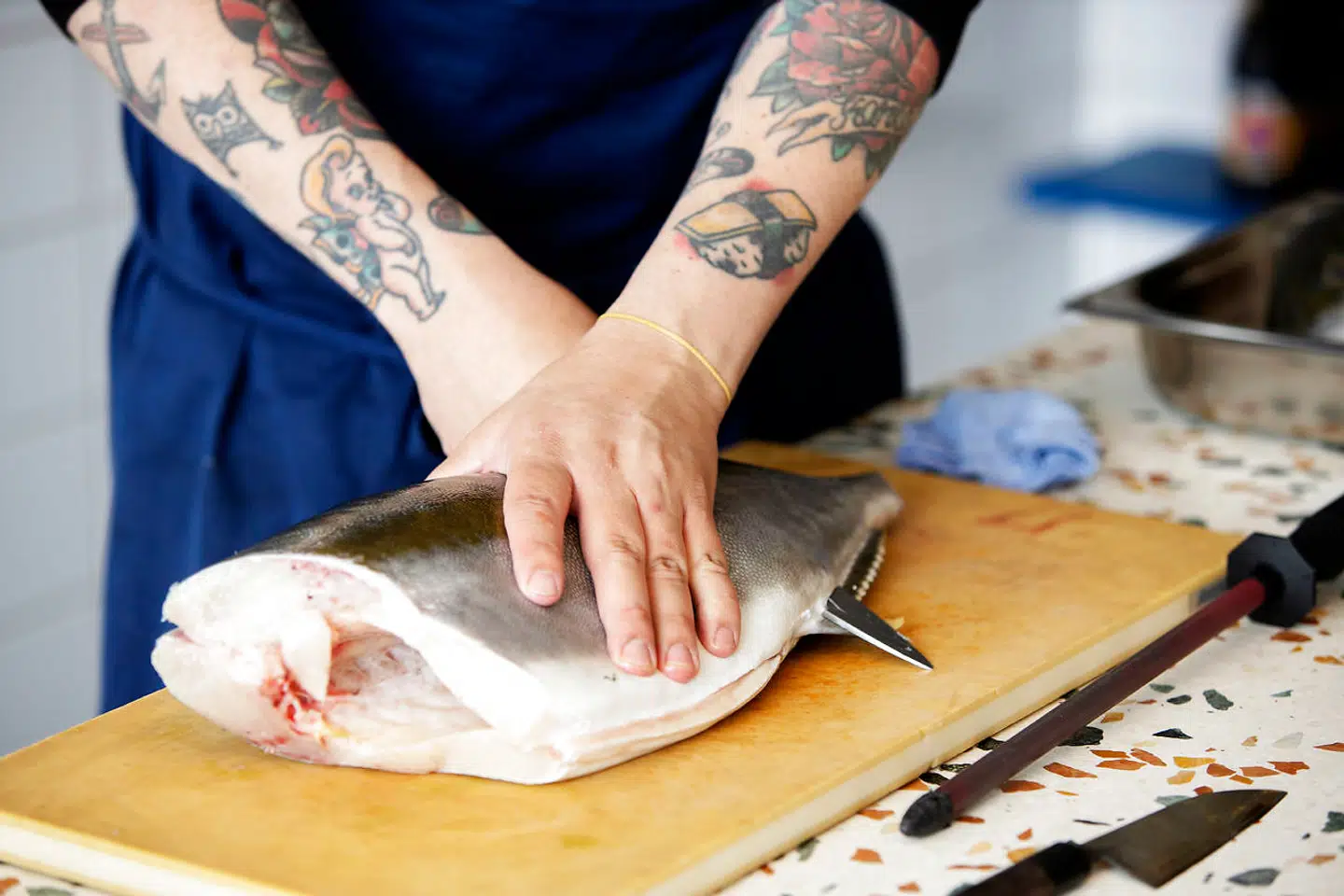 Kødbyen har fået en fiskeslagter, som er ejet af Kødbyens Fiskebar. Her kan man købe lokalt fangede fisk – og takeaway.