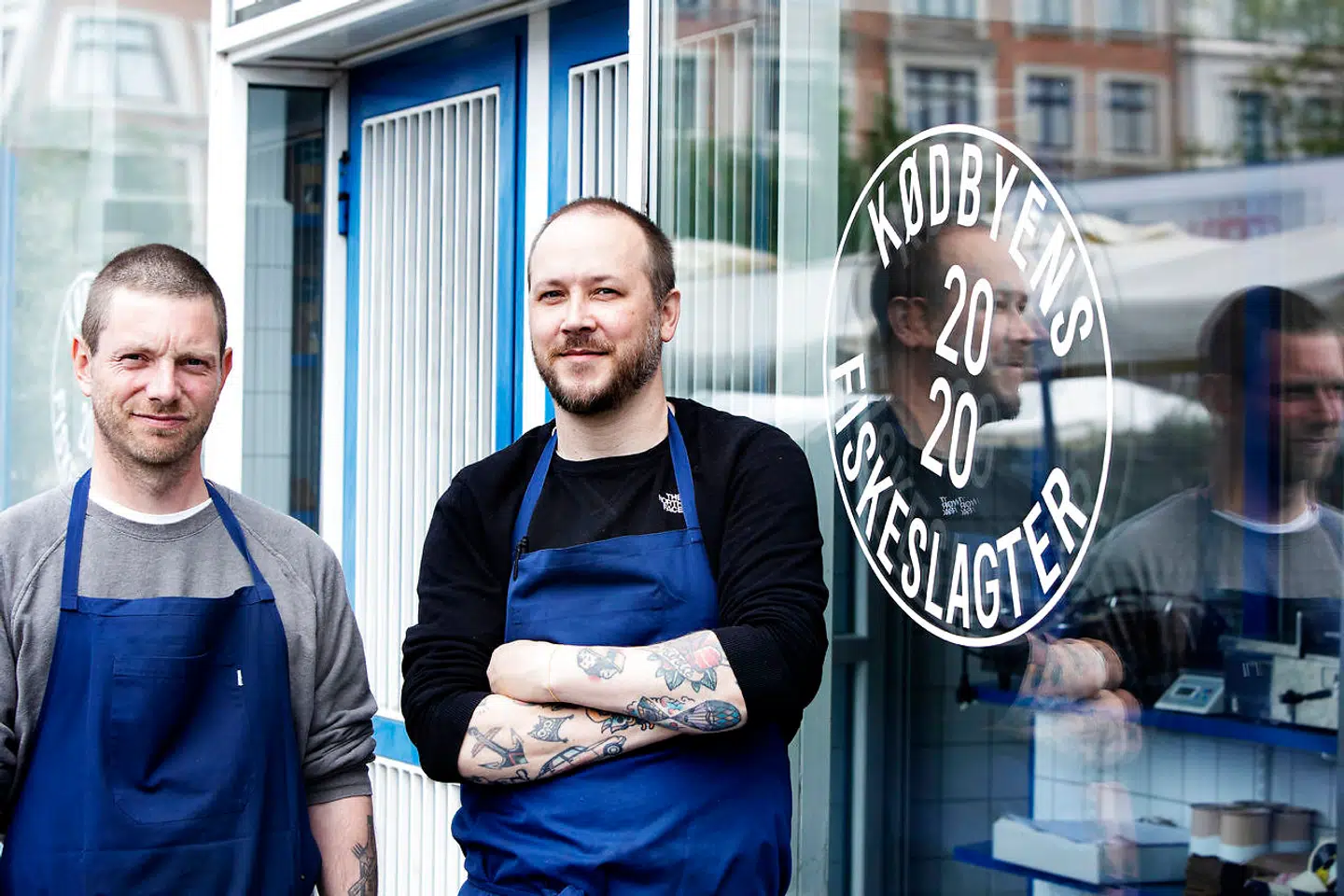 Troels Würtz (th.) har en fortid hos blandt andre Sticks n' Sushi. Nu er han butikschef i den nyåbnede »Kødbyens Fiskeslagter«. Her sammen med Anders Dixen, der også arbejder i butikken.