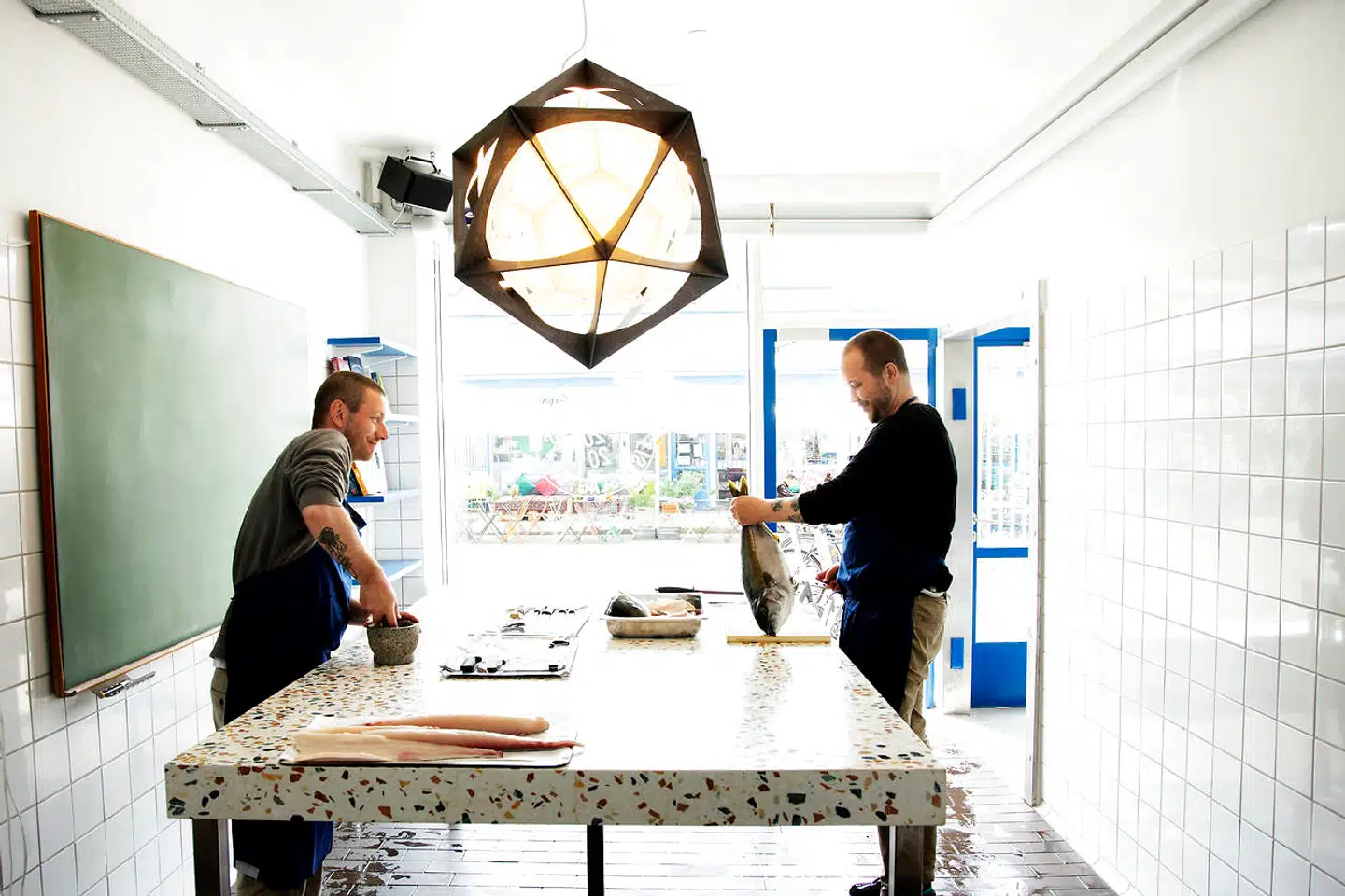 Olafur Eliasson er manden bag lampen, der hænger i Kødbyens Fiskeslagter.