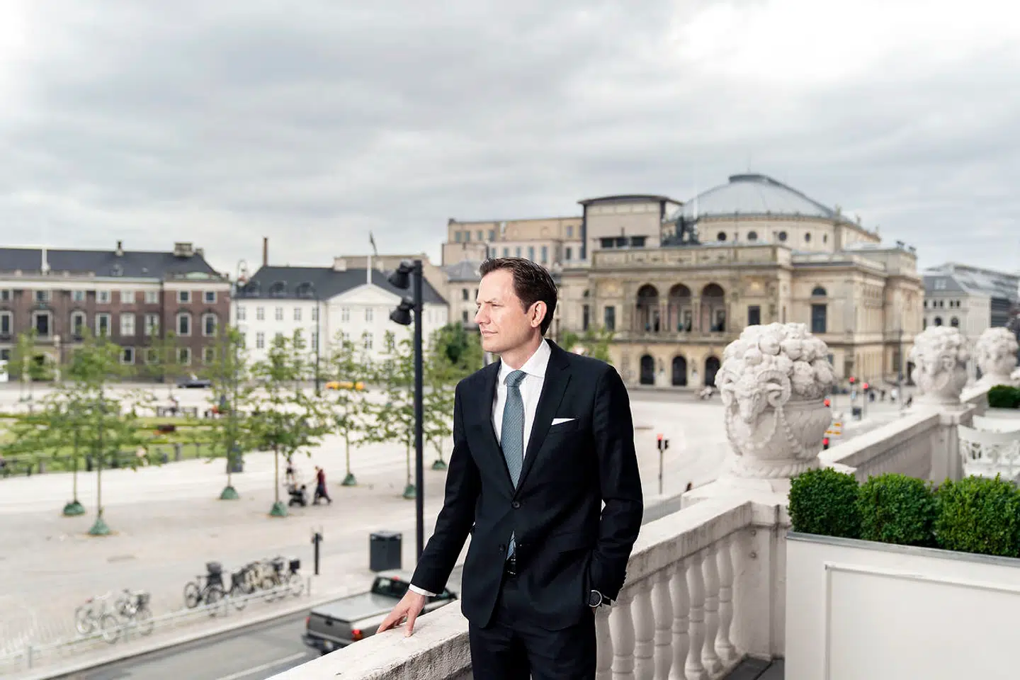 Udsigten fejler ikke noget fra Danmarks måske fornemst beliggende hotel. Mens sommerens udenlandske gæster lader vente på sig, ser d'Angleterre sig om efter danske kunder.