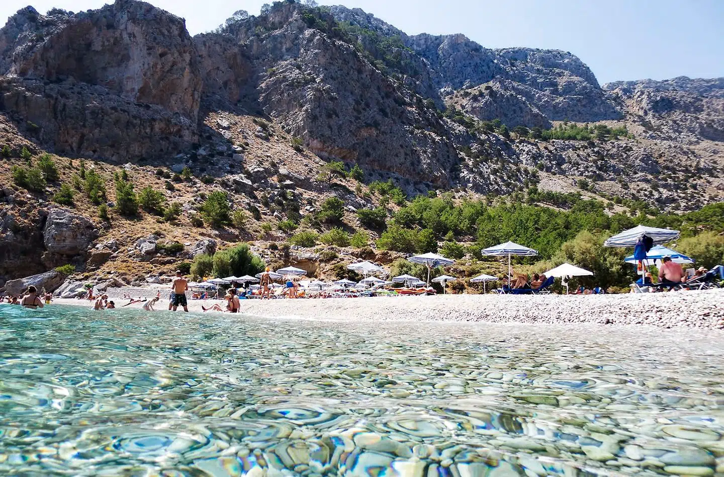 Alt tyder på, at lande som Grækenland bliver et af de lande, man kan rejse til, når de nye rejsevejledninger træder i kraft den 27. juni. Her ses Ahata stranden på den græske ø Karpathos.