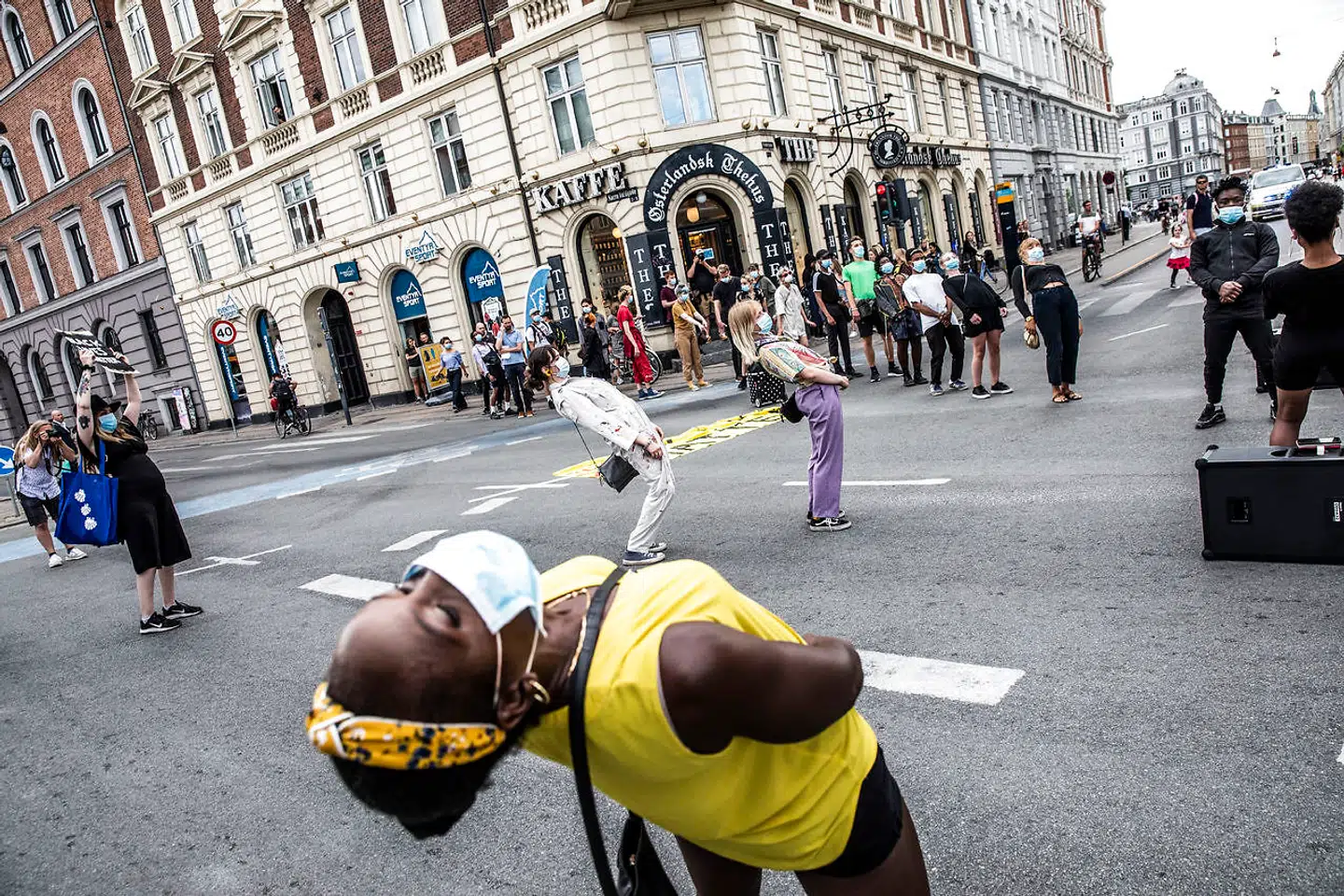 Black Lives Matter-demonstranterne danner et kryds.