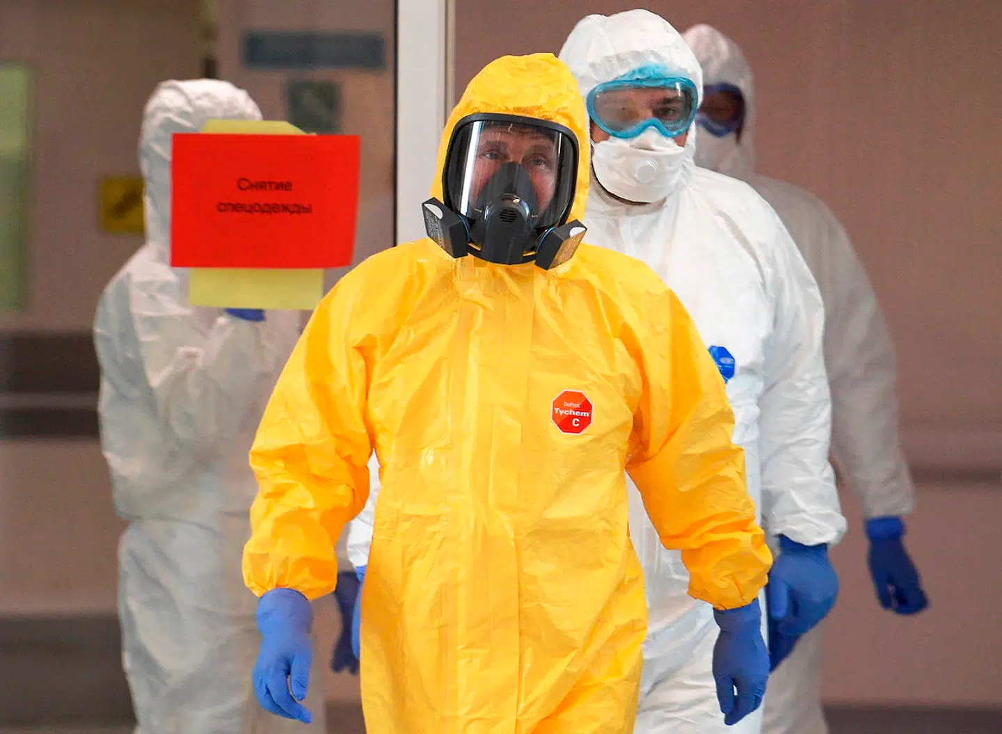 24. marts, inden coronasmitten for alvor fik fat i Rusland, besøgte præsident Putin et af de dedikerede coronahospitaler i Moskva og gav blandt andet hånd til cheflægen. Da lægen en uge senere blev testet positiv for covid-19, gik der længe, før Putin igen deltog i offentlige arrangementer.