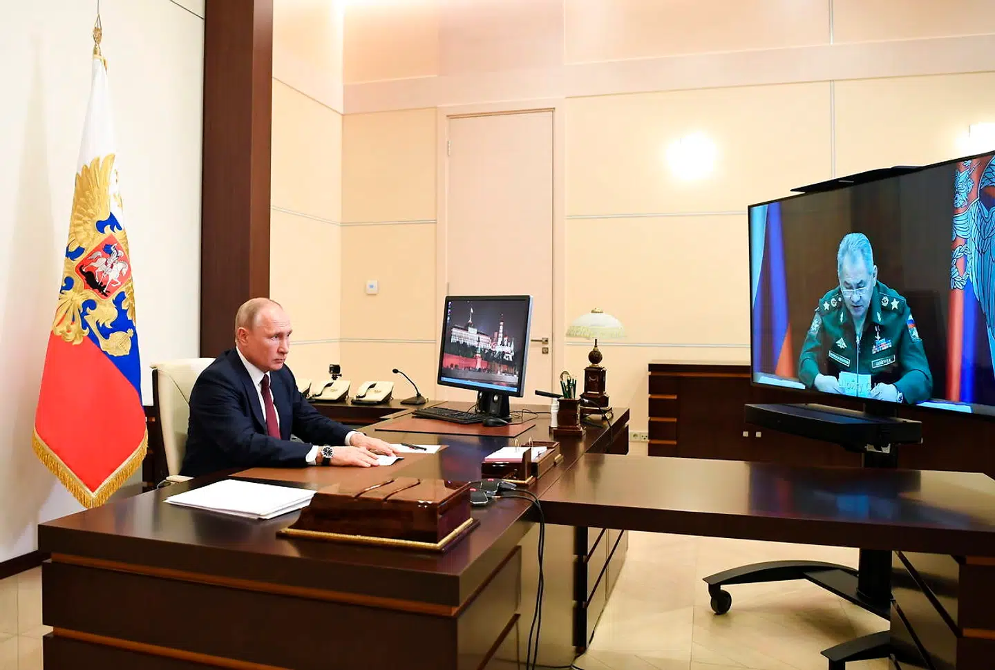 Putin har tilbragt det meste af coronakrisen i sin residens i Novo-Ogaryovo uden for Moskva, hvor han primært har mødtes med ministre og embedsmænd over videomøder. Det er her, at en af de nye smittetunneller er blevet installeret.