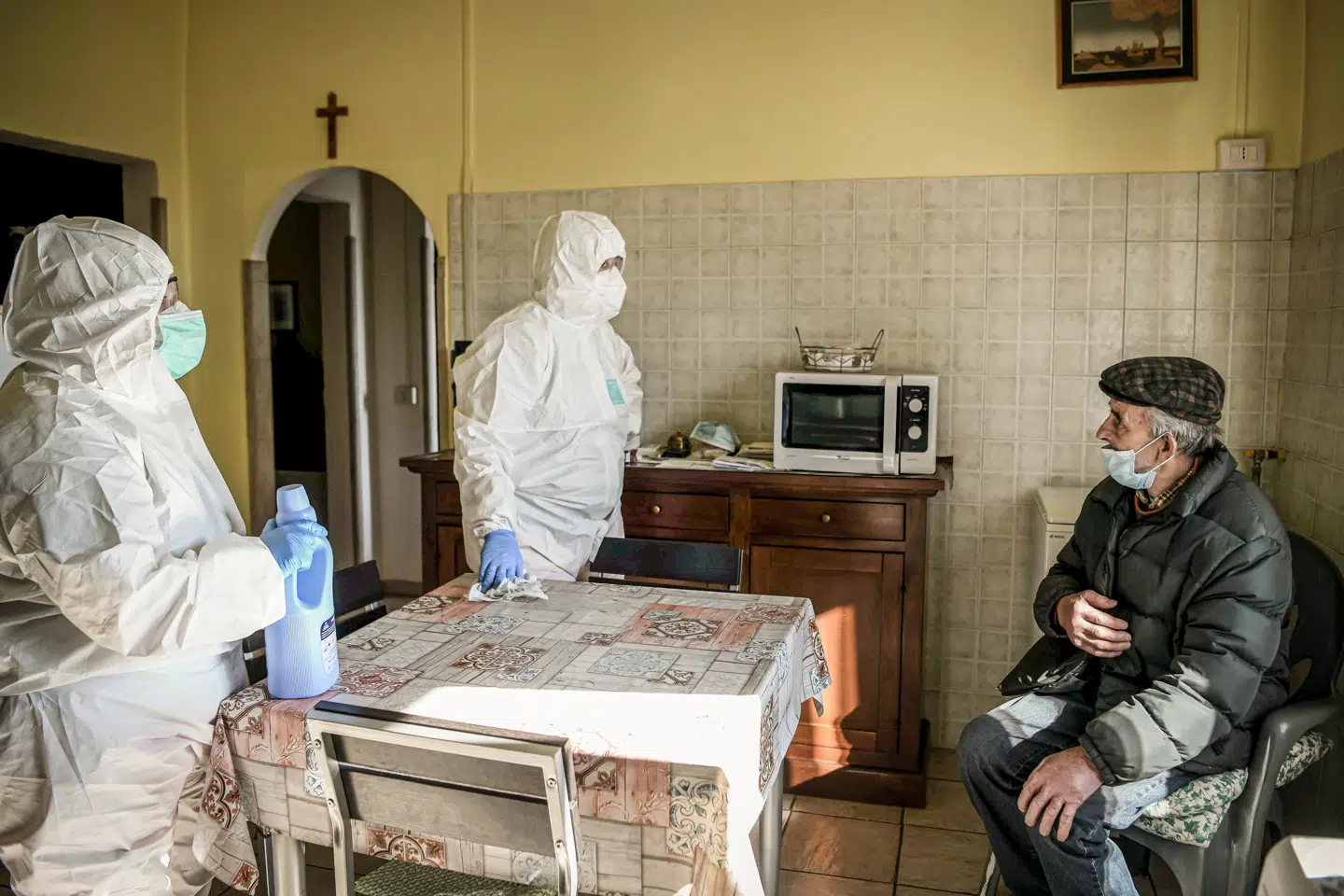 Italien var et af de hårdest ramte europæiske lande under coronakrisen og bad de øvrige europæiske lande om hjælp. I slutningen af april sendte Italien et officielt nej tak til de tilbudte danske respiratorer, der alligevel ikke kunne have hjulpet de italienske myndigheder.