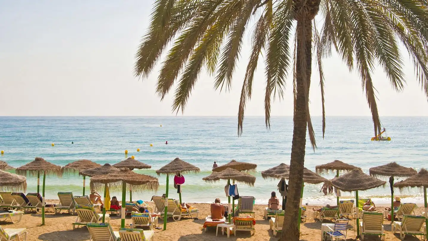 En ny politisk aftale lemper fra 27. juni rejserestriktionerne, såfremt et land lever op til særlige krav. Et af disse krav handler om antallet af smittede, som Spanien med Marbella Playa, der her ses på billedet, lever op til.