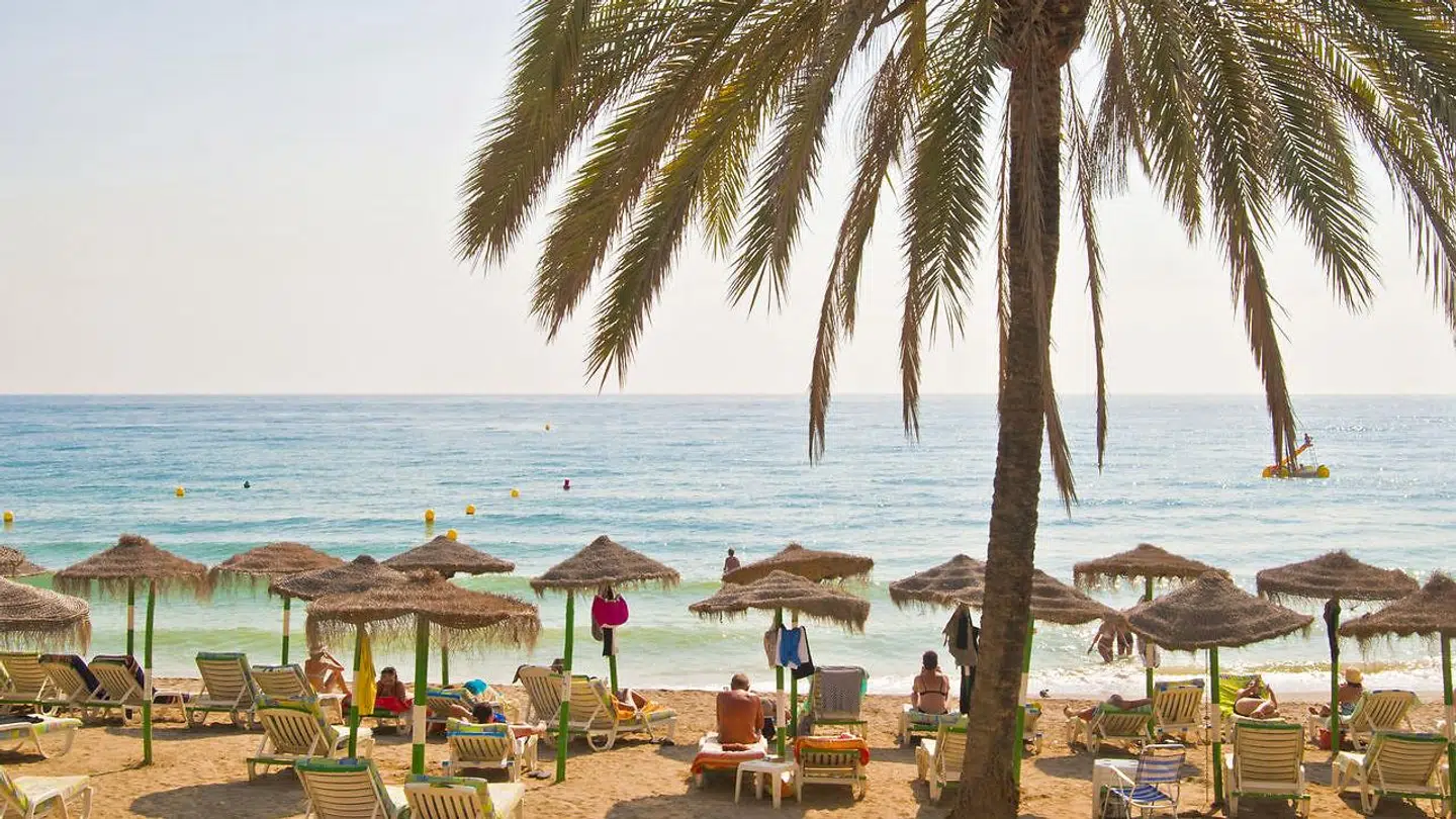 En ny politisk aftale lemper fra 27. juni rejserestriktionerne, såfremt et land lever op til særlige krav. Et af disse krav handler om antallet af smittede, som Spanien med Marbella Playa, der her ses på billedet, lever op til.