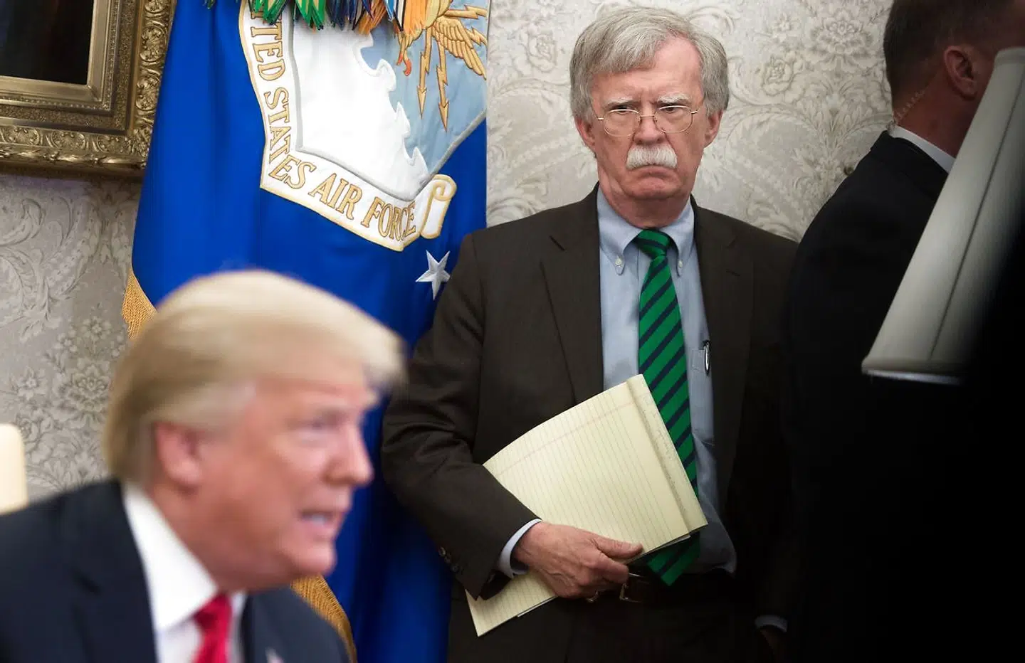 John Bolton var national sikkerhedsrådgiver for præsident Donald Trump i 17 måneder og stoppede i Det Hvide Hus, fordi de to angiveligt ragede uklar om, hvordan USA skulle tackle konflikten med Iran. Ifølge præsident Trump ønskede John Bolton at tage militære midler i anvendelse.