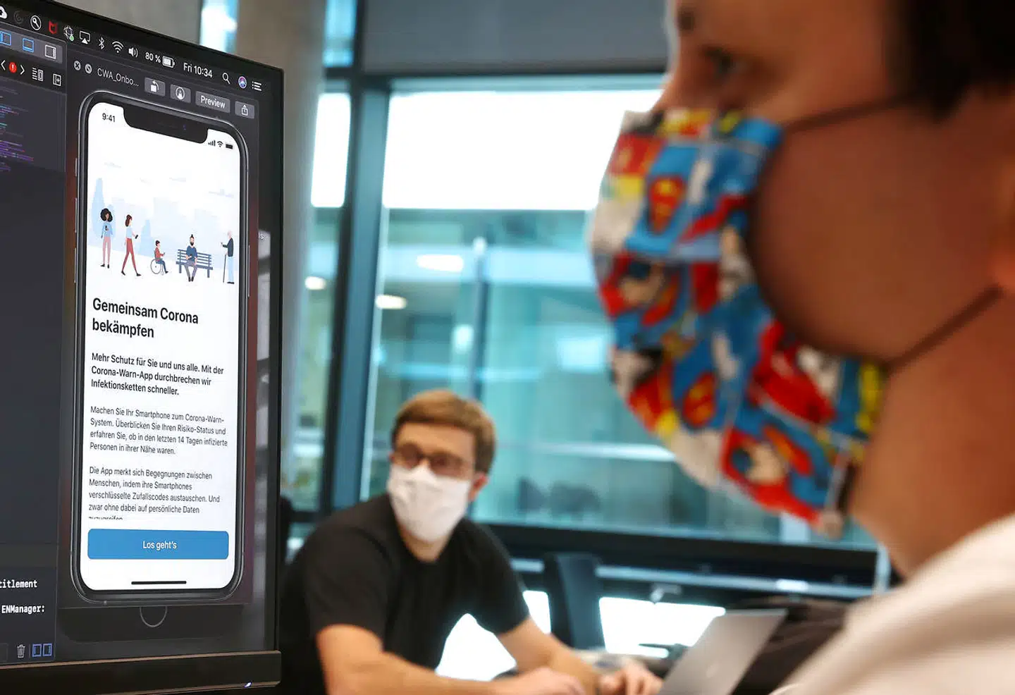 De danske myndigheder har torsdag morgen lanceret den officielle coronaapp, Smittestop. Formålet er at hindre smittespredning ved at varsle brugere, der uforvarende har været tæt på en smittet. Tyskland lancerede tirsdag en tilsvarende app, som ses på billedet.