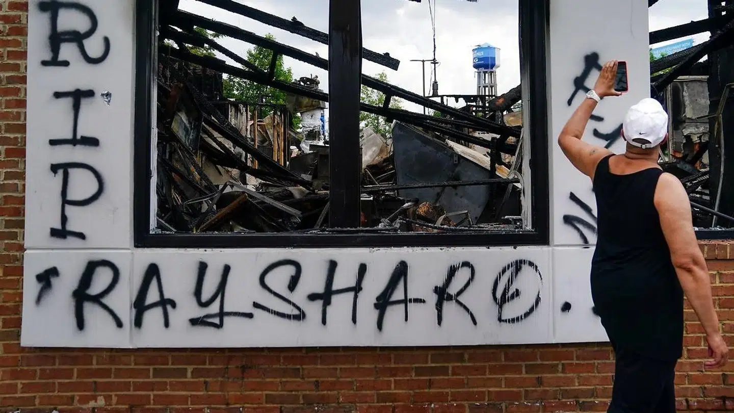 Rayshard Brooks blev skudt under en anholdelse. Nu sigtes en betjent for drab. (Photo by Elijah Nouvelage / AFP)