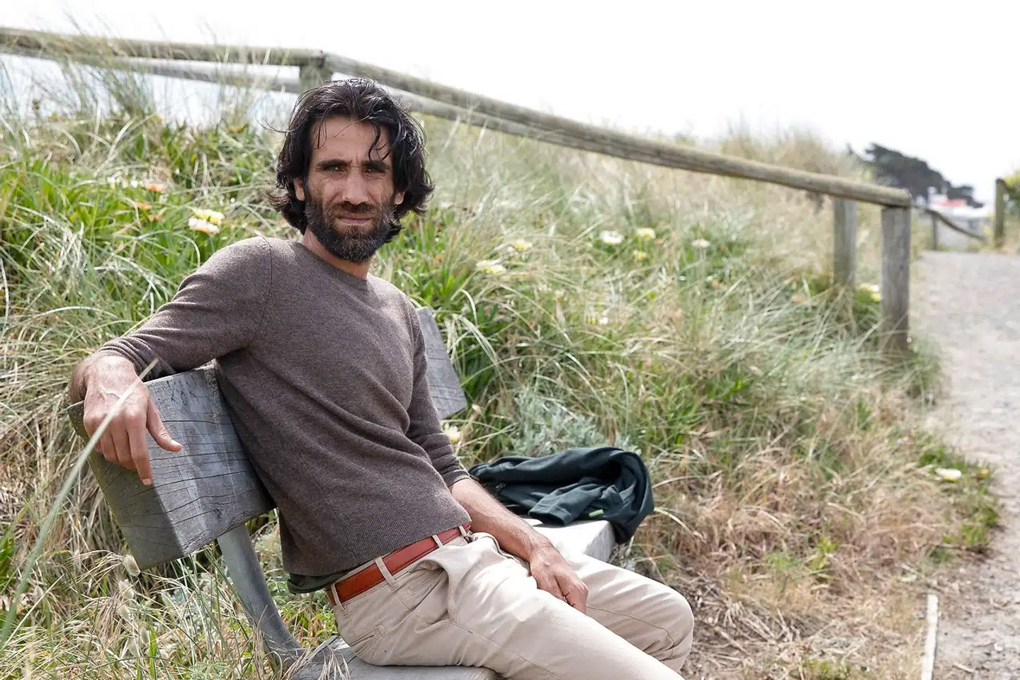 Behrouz Boochani bor i dag i Christchurch, New Zealand. Mens han var sad i interneringslejeren på Manus, Papa New Guniea, skrev han sin gruopvækkende beretning på sin mobiltelefon.