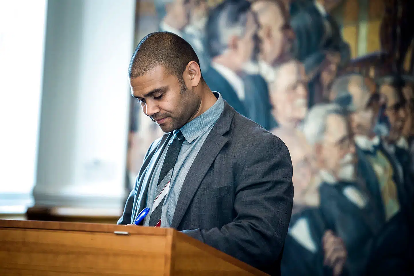 Roger Courage Matthisen på talerstolen i Folketinget, hvor han var indvalgt for Alternativet fra 2015 til 2019.