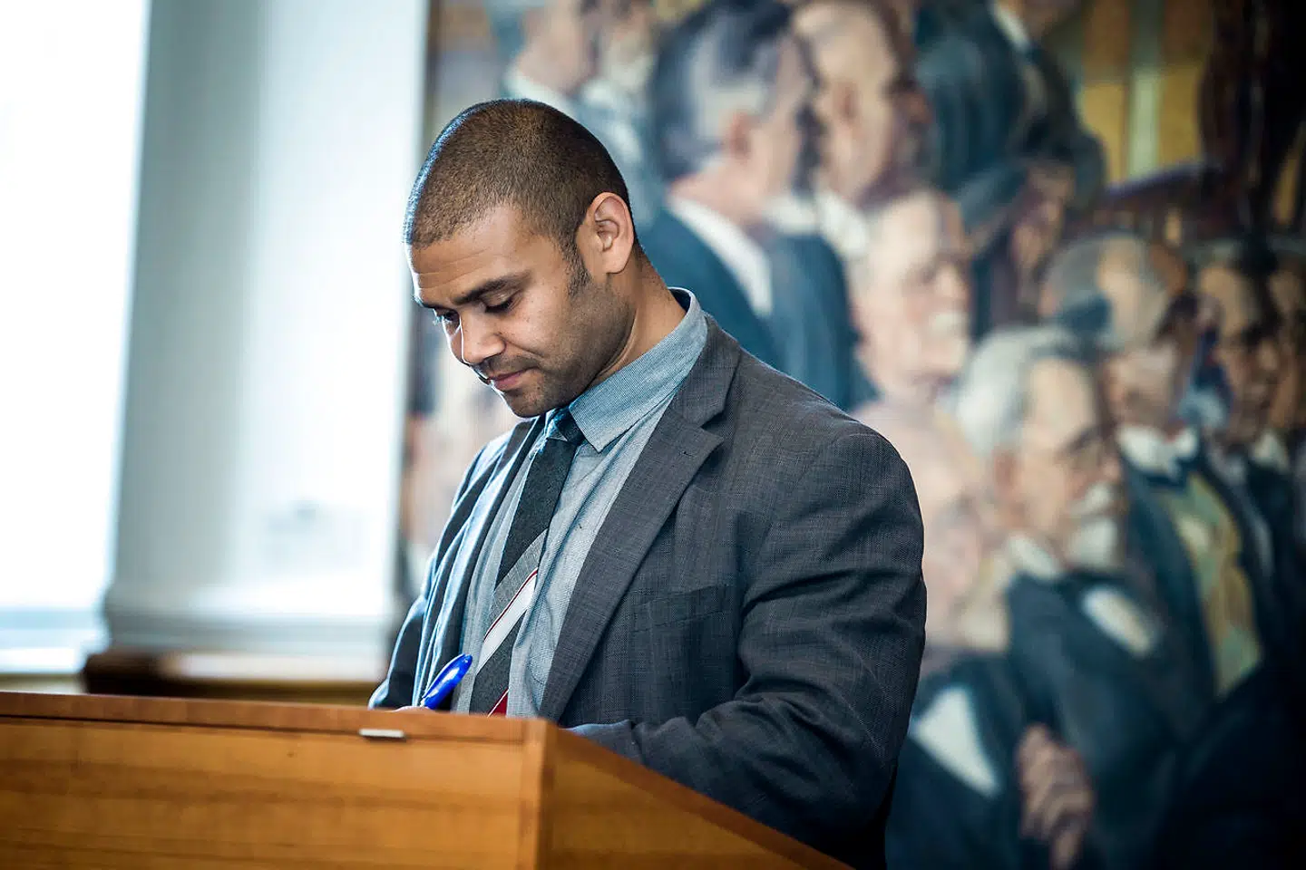 Roger Courage Matthisen på talerstolen i Folketinget, hvor han var indvalgt for Alternativet fra 2015 til 2019.
