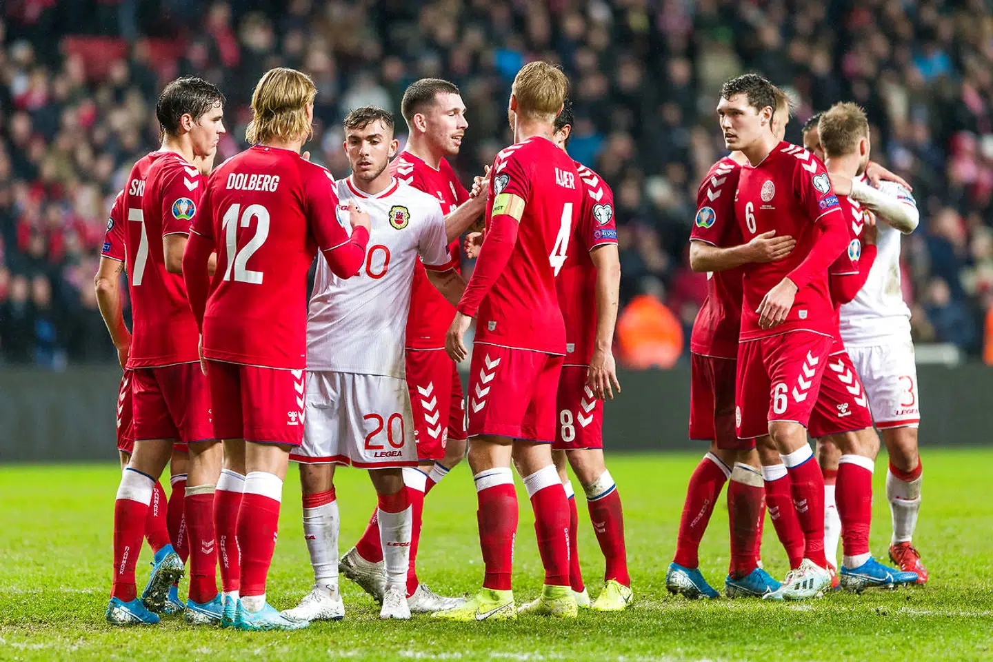 De danske spillere takker hinaden og modstanderen efter EM-kvalifikationskampen mellem Danmark og Gibraltar i Telia Parken i København, fredag d. 15/11 2019.