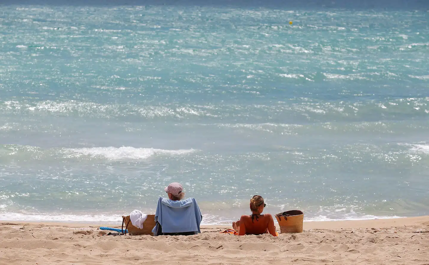 Udenrigsministeriet fraråder rejser til det meste af verden, men tager man alligevel af sted til eksempelvis Playa de Palma på Mallorca, kan man risikere fyring, selvbetalt hjemmekarantæne eller 14 dages hjemmeundervisning af børnene, når man igen har foden på dansk jord.