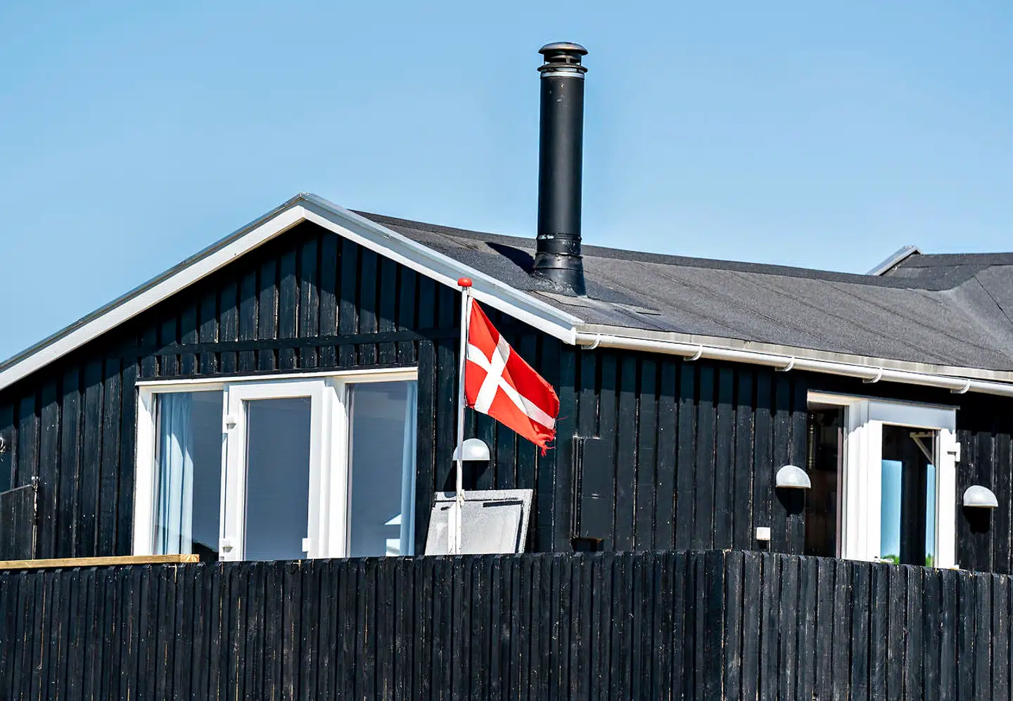 Sommerhuse kan løbe ind i prishug, såfremt danskerne hurtigt genoptager de kendte rejsevaner – eksempelvis fordi der bliver fundet en vaccine mod coronavirus, vurderer Nationalbanken.