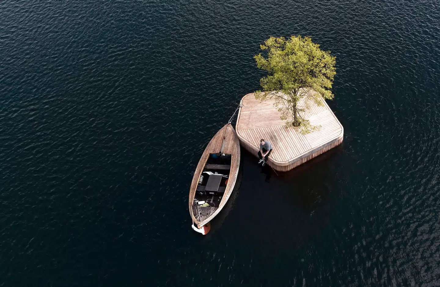Den første ø – Ø1 – dukkede i 2018 op i Københavns Havn. Den var tænkt som en slags installation, men var samtidig en kommentar til udviklingen i Københavns Havn.