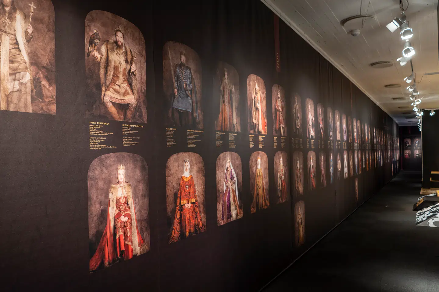 Jim Lyngvild har skabt fotoplakater af samtlige danske konger og dronninger iklædt Lyngvilds kostumer. Museet viser plakaterne på udstillingen.