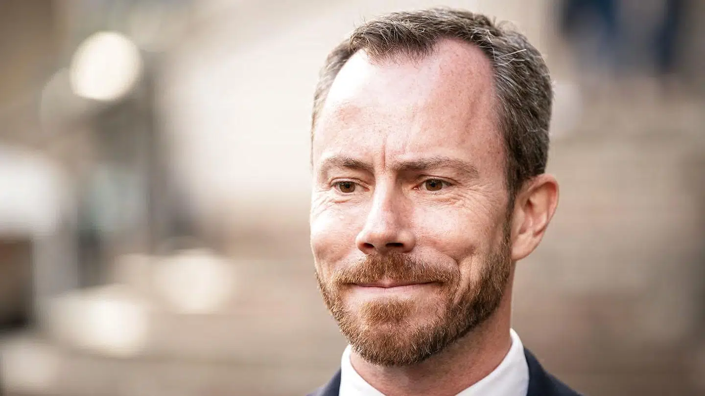 Venstre er med i den politiske aftale om, at ydelsesmodtagere skal have 1.000 kroner udbetalt som et skattefrit engangsbeløb. Finansordfører for Liberal Alliance kritiserer Venstre, fordi Jakob Ellemann-Jensen (billedet) tidligere har lovet, at ydelserne ikke skal forhøjes.