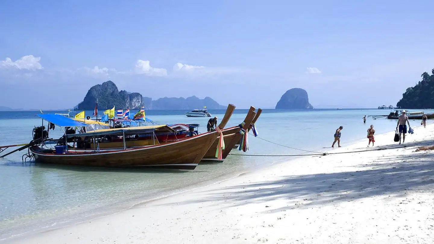 Der er lagt op til, at dine opsparede feriepenge skal være med til at sparke gang i økonomien efter coronakrisen. Mange venter dog at bruge dem i udlandet.