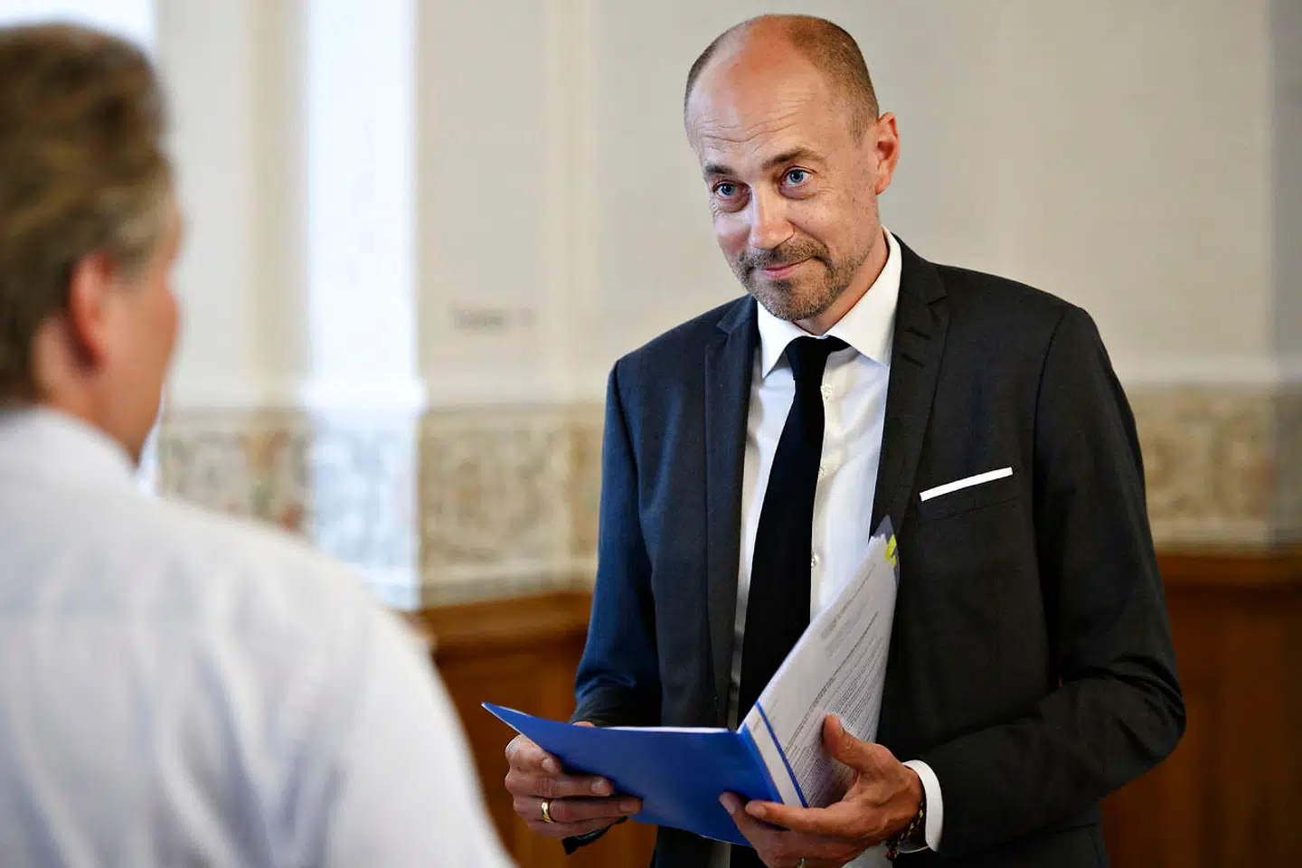 Sundheds- og ældreminister Magnus Heunicke (S) ankommer til åbent samråd om COVID-19 i Landstingsalen på Christiansborg tirsdag den 2. juni 2020. Folketingets Sundheds- og Ældreudvalg har kaldt sundheds- og ældreminister Magnus Heunicke (S) i samråd for at besvare spørgsmål om COVID-19.. (Foto: Philip Davali/Ritzau Scanpix)