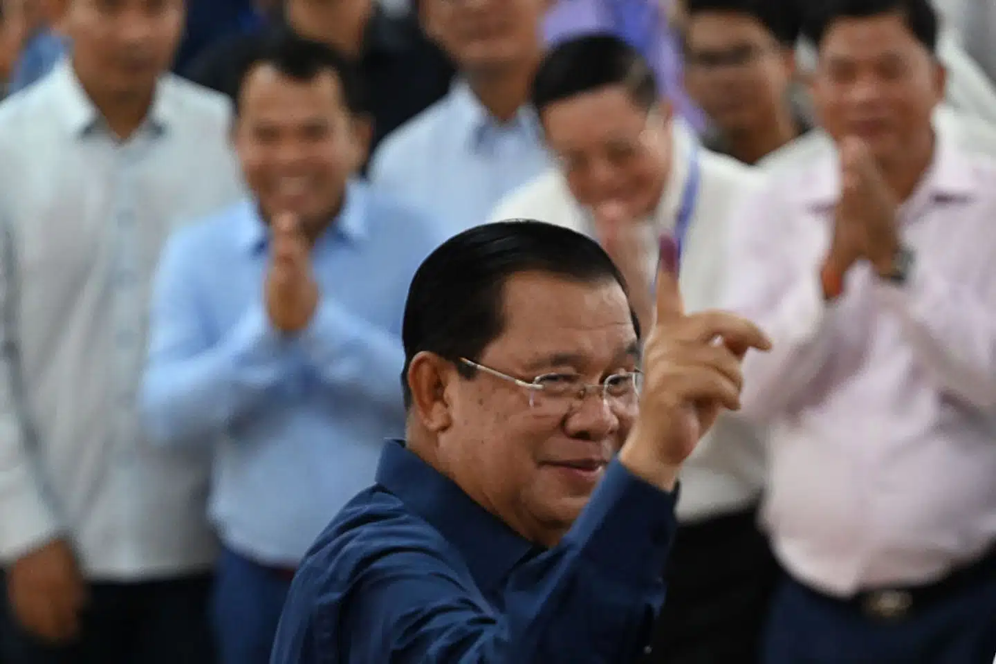 Hun Sen fremviser en pegefinger med lilla blæk, efter at han har stemt søndag. Blækket påføres for at indikere, at en person har stemt. Det bruges for at undgå valgsnyd – eksempelvis at folk stemmer mere end én gang. – Foto: Tang Chhin Sothy/Ritzau Scanpix