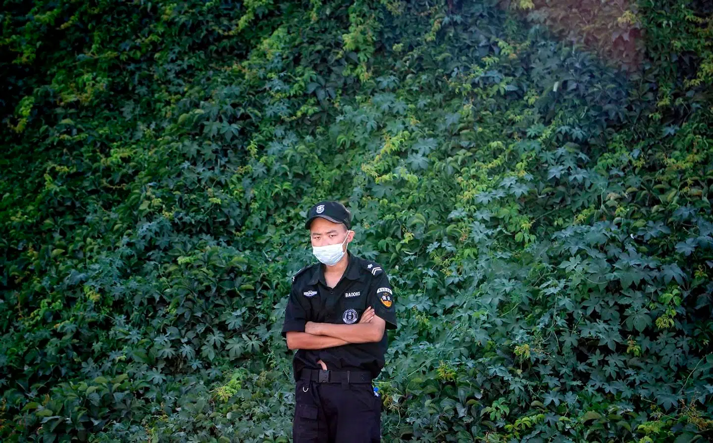 En sikkerhedsvagt står klar ved det nu lukkede Xinfadi-marked i Beijing, hvor nye tilfælde af smitte med coronavirus kommer fra.