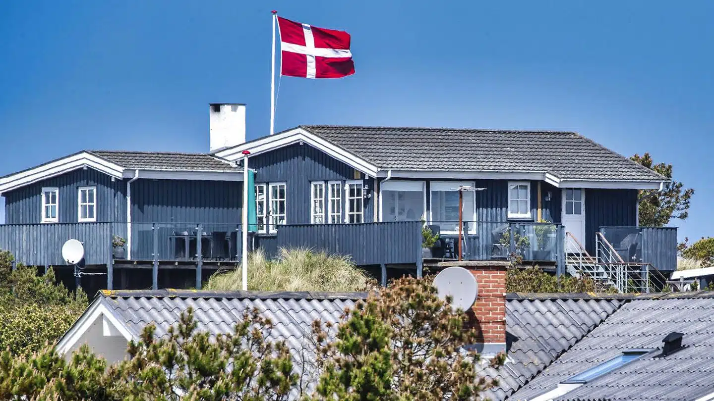 Dannebrog vajer fra mange sommerhuse. Norske turister forventes at strømme til Danmark, efter grænserne 15. juni åbnes påny.