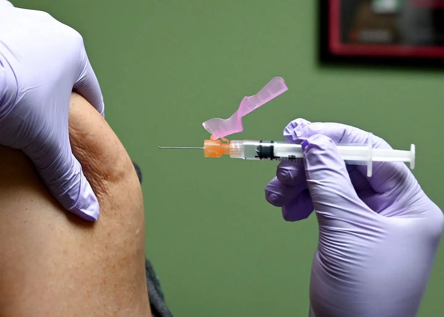 Influenzavacciner beskytter næppe mod covid-19. Men de kan alligevel komme til at spille en rolle i kampen i forsøget på at holde dødstallet nede.