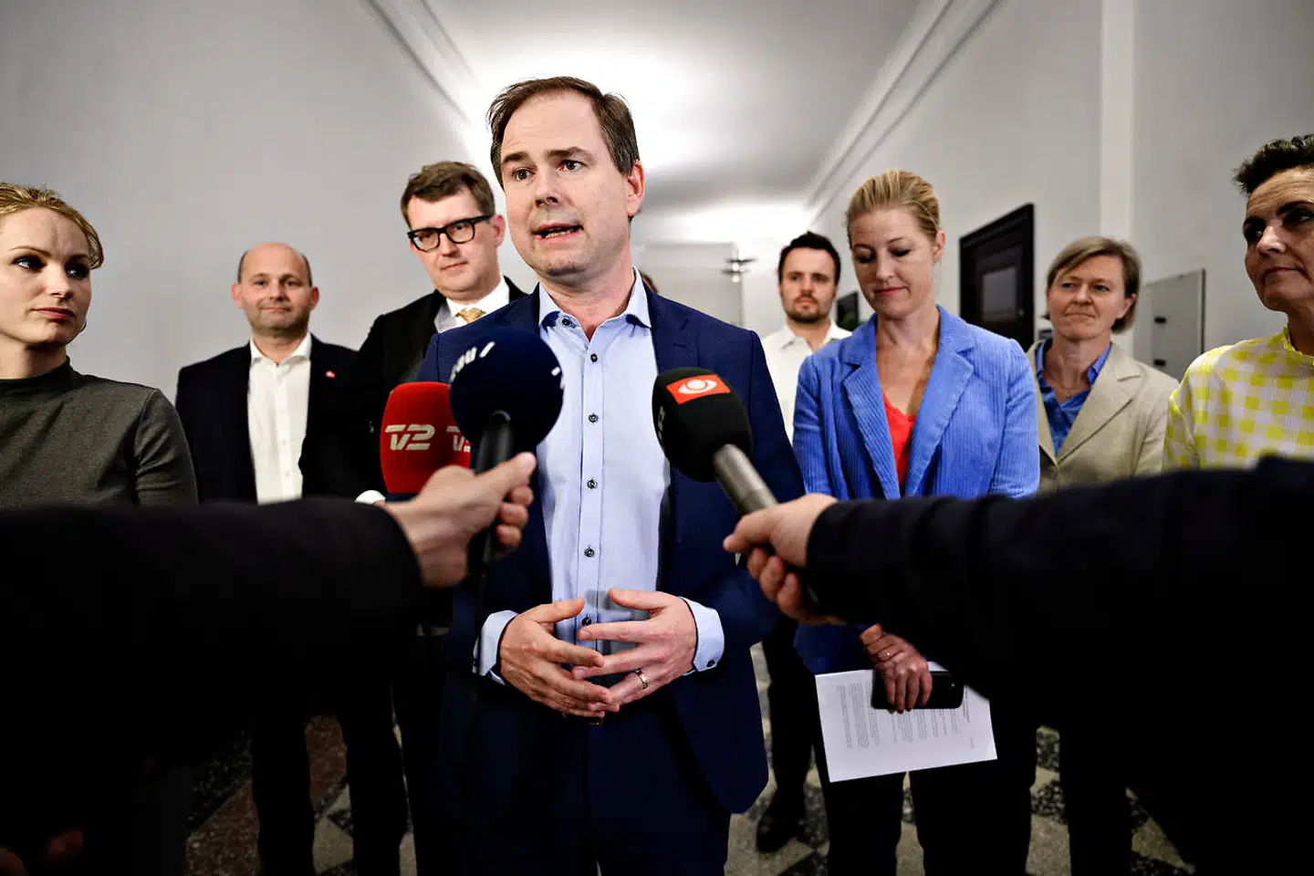 »Det tjener Danmark bedst, når vi står sammen,« lød det fra finansminister Nicolai Wammen (S) ved præsentationen af den milliardstore sommerpakke. Men tre partier manglede.