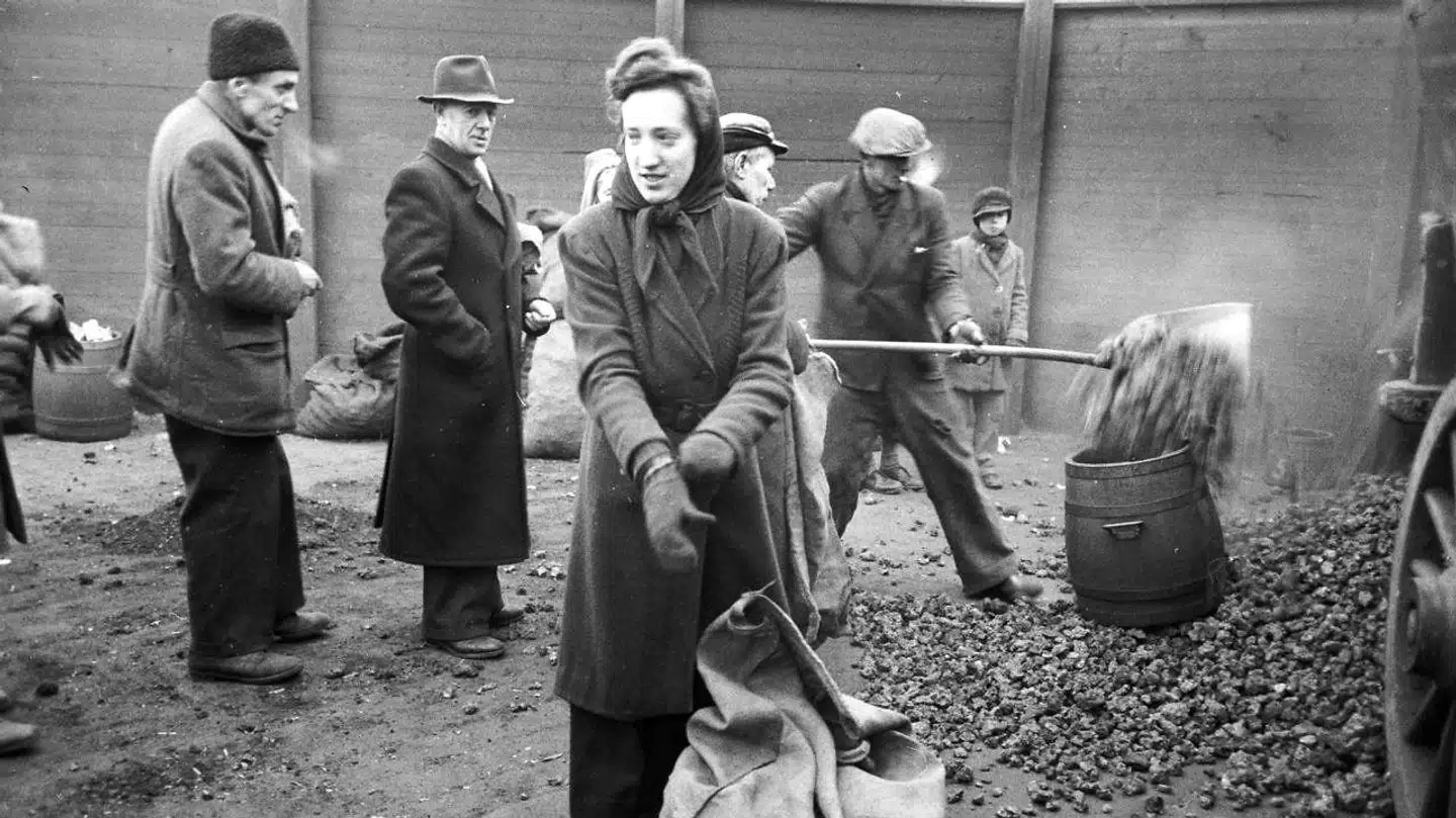 Der var mangel på kul i den kolde vinter i 1947. Havde man de rigtige rationeringsmærker, kunne man få lidt kul på kommunens kullager på Kapelvej på Nørrebro. Kåre Laurings bog skildrer både det politiske spil og de sociale forhold, men man mangler ganske holdninger og ideologisk grundlag.